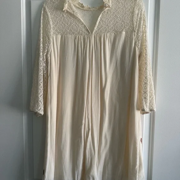 Cream and red dress - Picture 4 of 5